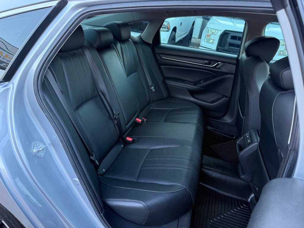 Honda Accord Sedan Vehicle Full-screen Gallery Image 15