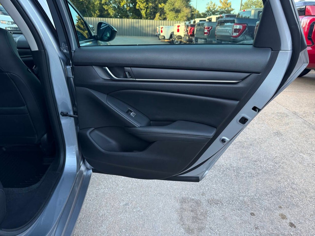 Honda Accord Sedan Vehicle Full-screen Gallery Image 16