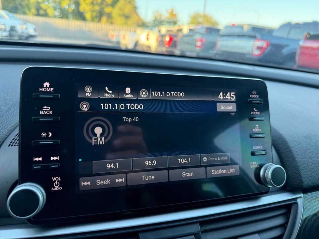 Honda Accord Sedan Vehicle Full-screen Gallery Image 25