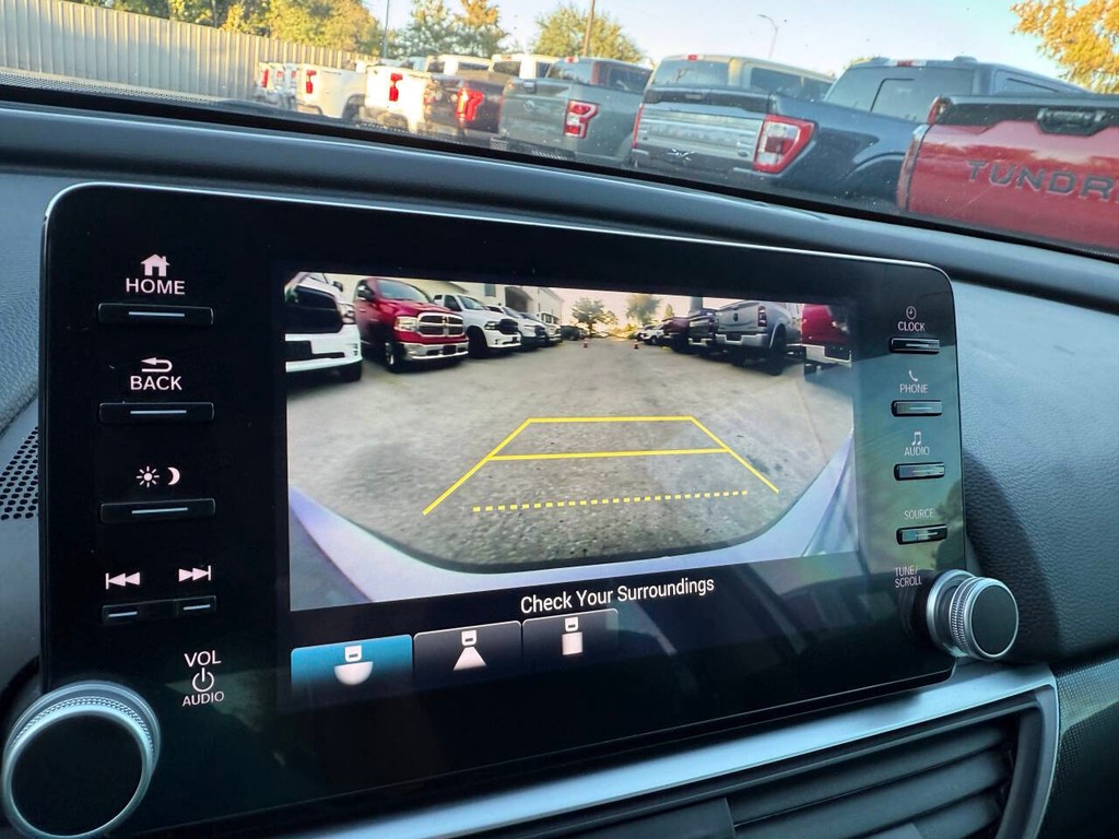 Honda Accord Sedan Vehicle Full-screen Gallery Image 26