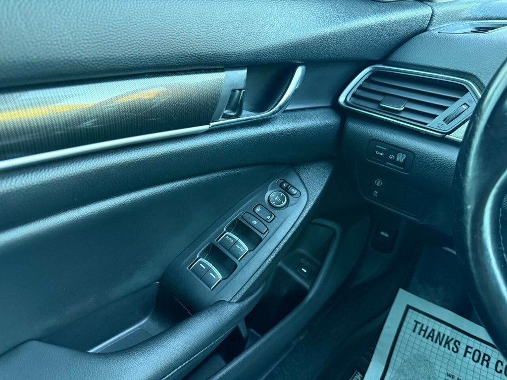 Honda Accord Sedan Vehicle Full-screen Gallery Image 29