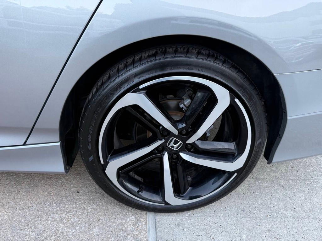 Honda Accord Sedan Vehicle Full-screen Gallery Image 34