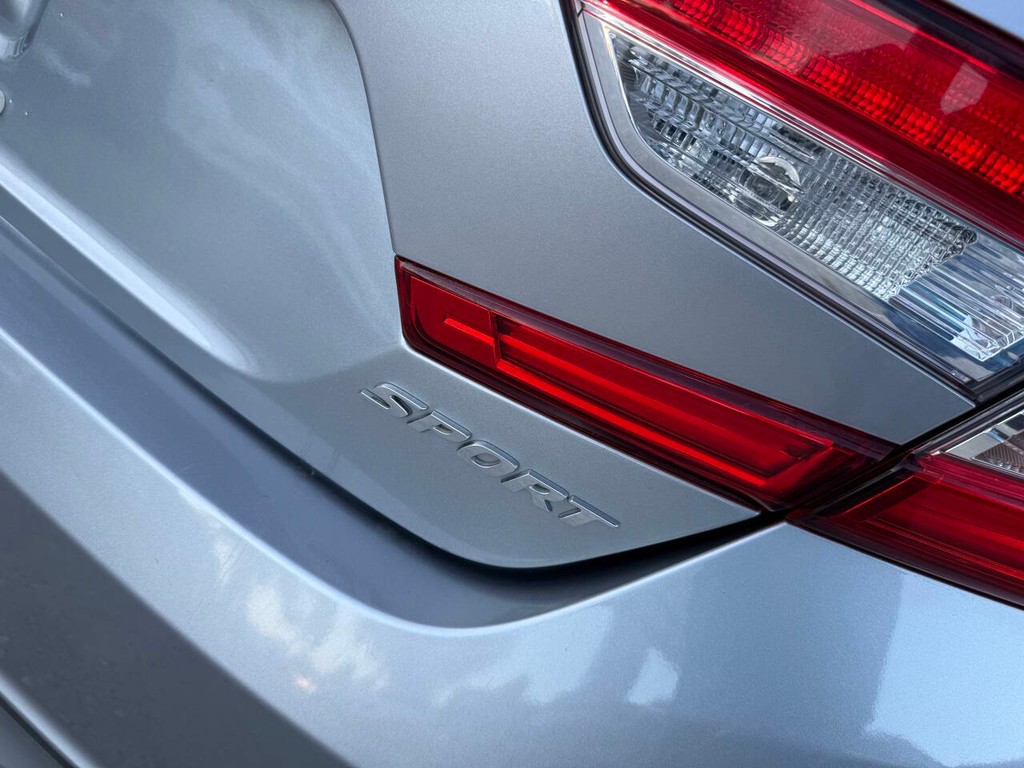 Honda Accord Sedan Vehicle Full-screen Gallery Image 35