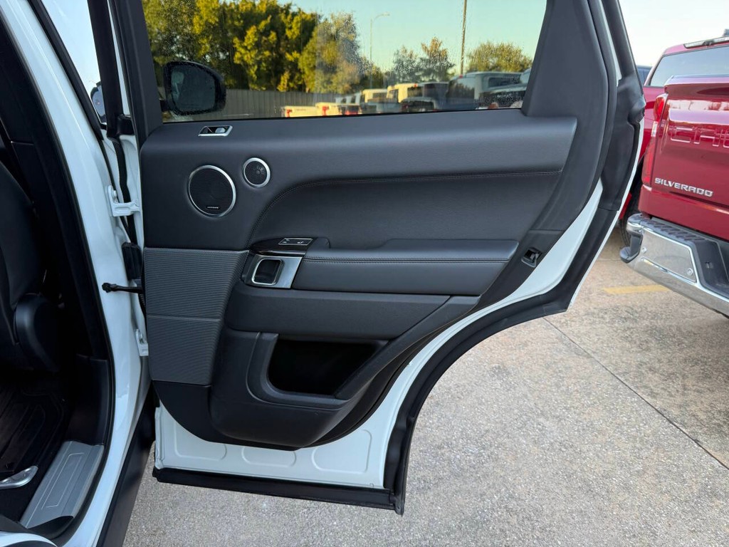 Land Rover Range Rover Sport Vehicle Full-screen Gallery Image 16