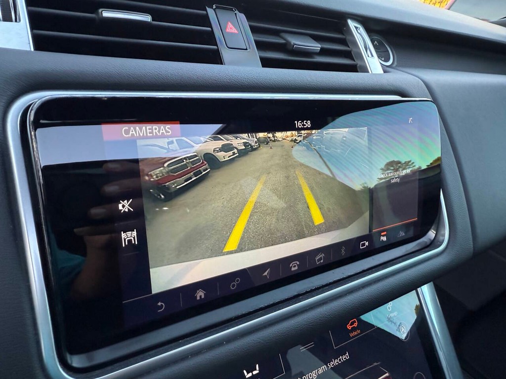 Land Rover Range Rover Sport Vehicle Full-screen Gallery Image 27