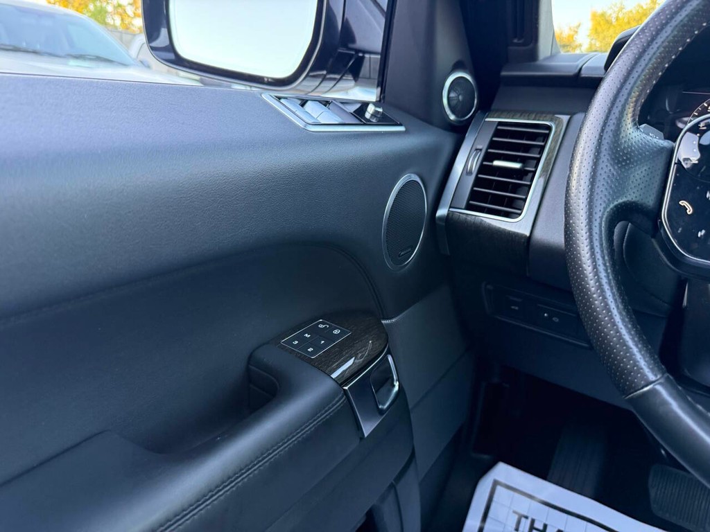 Land Rover Range Rover Sport Vehicle Full-screen Gallery Image 30