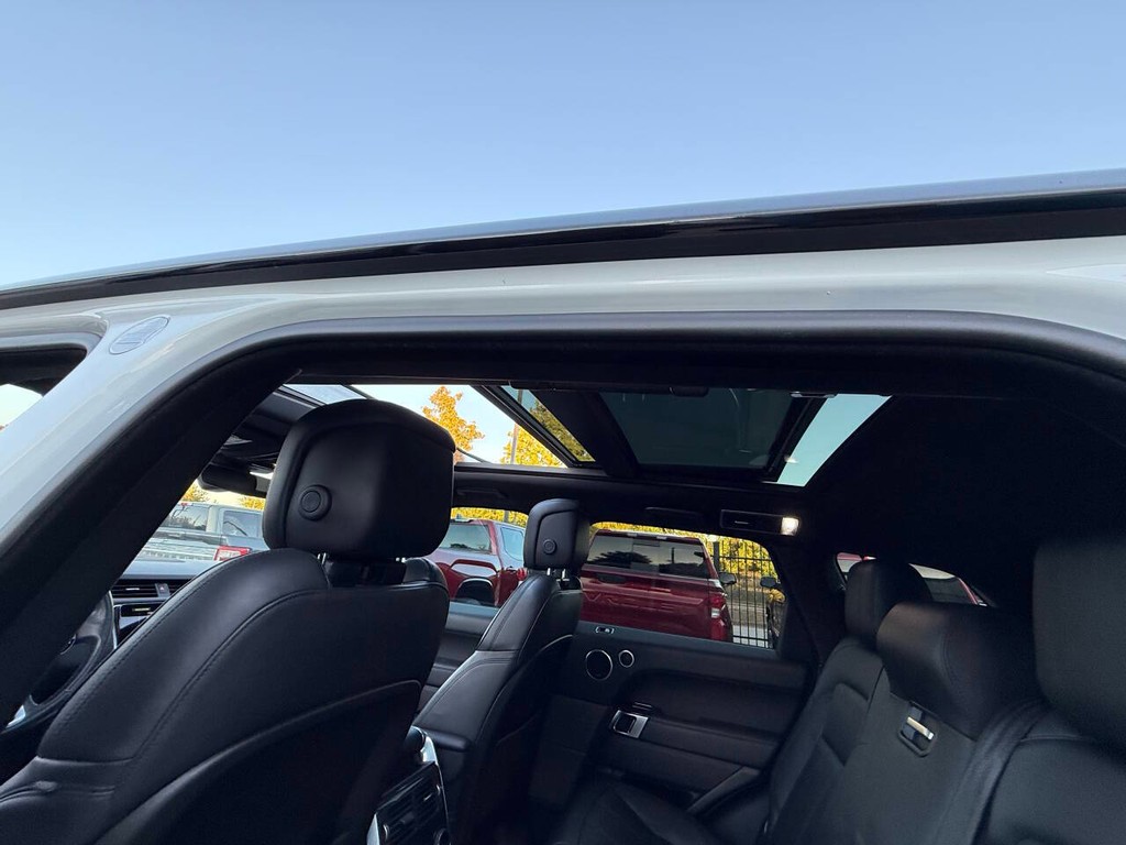 Land Rover Range Rover Sport Vehicle Full-screen Gallery Image 32