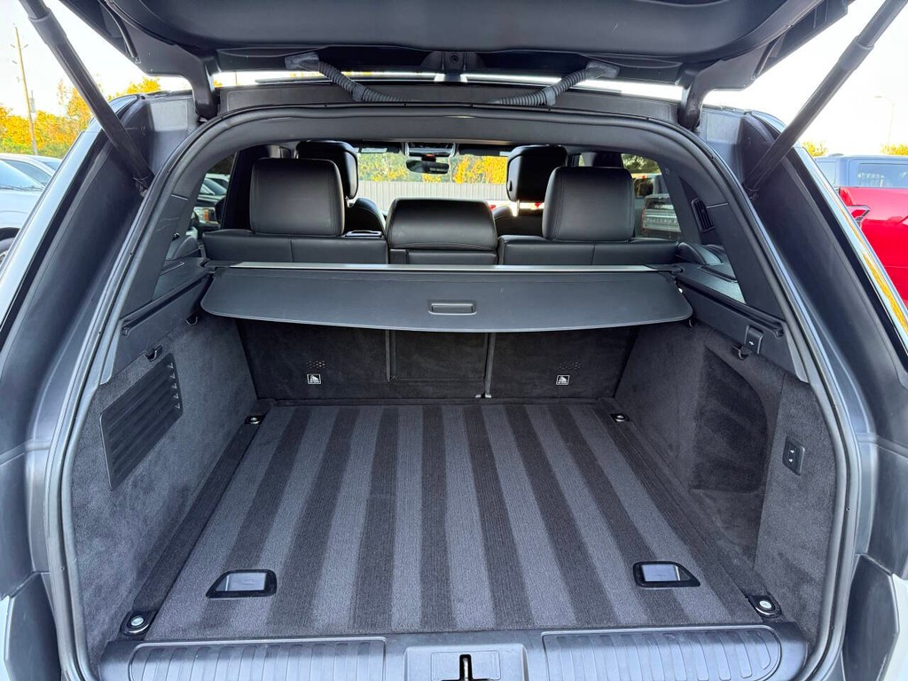 Land Rover Range Rover Sport Vehicle Full-screen Gallery Image 38