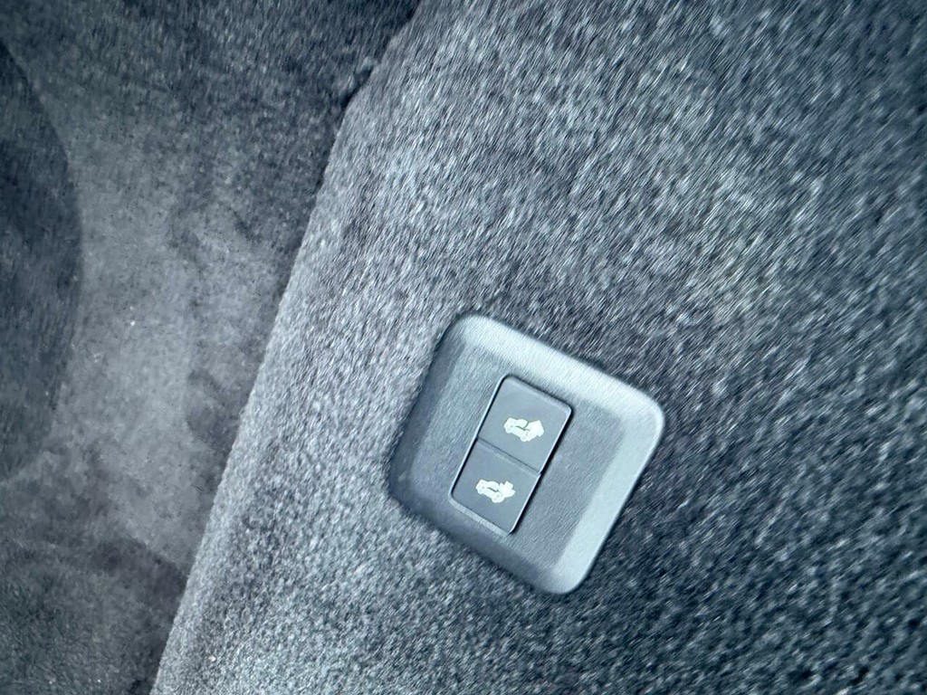 Land Rover Range Rover Sport Vehicle Full-screen Gallery Image 39