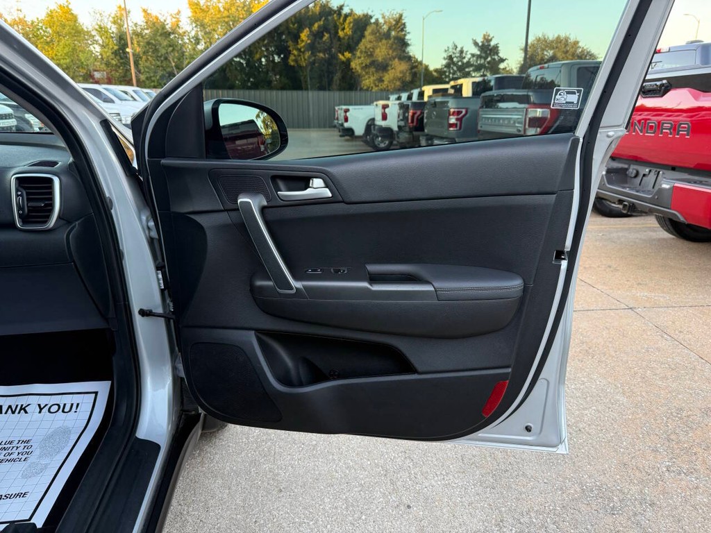 Kia Sportage Vehicle Full-screen Gallery Image 11