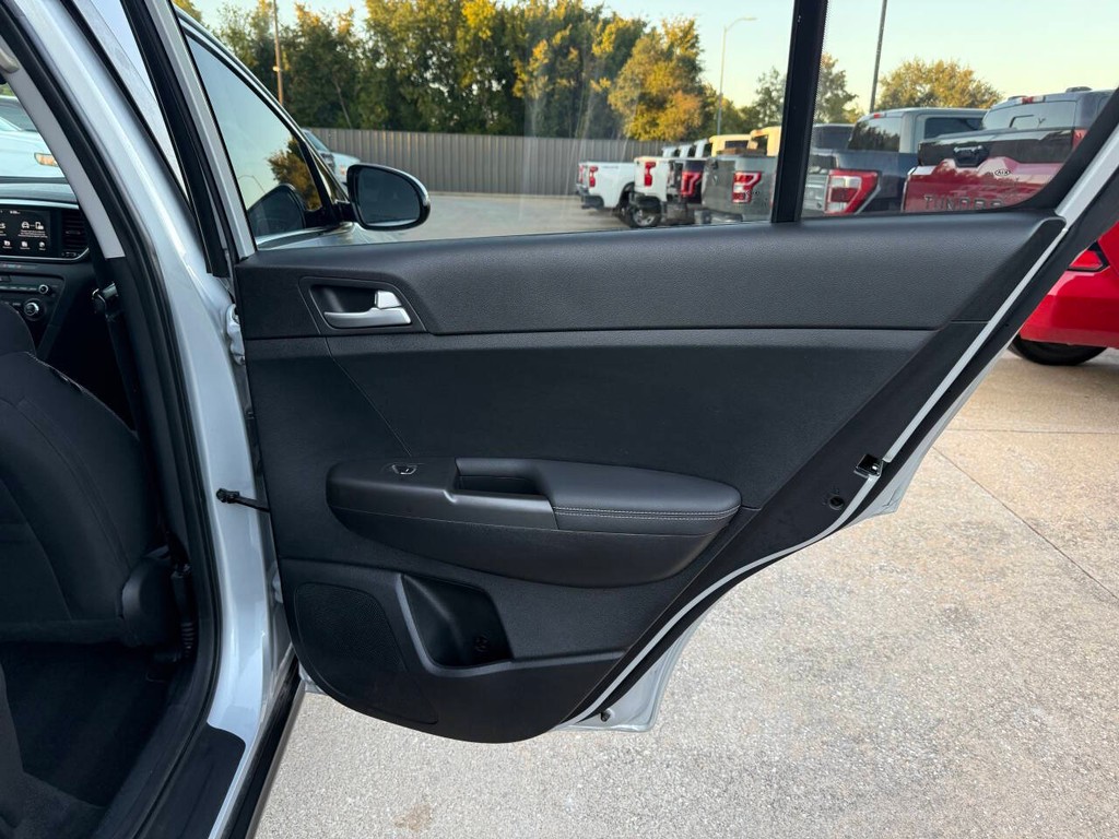 Kia Sportage Vehicle Full-screen Gallery Image 16