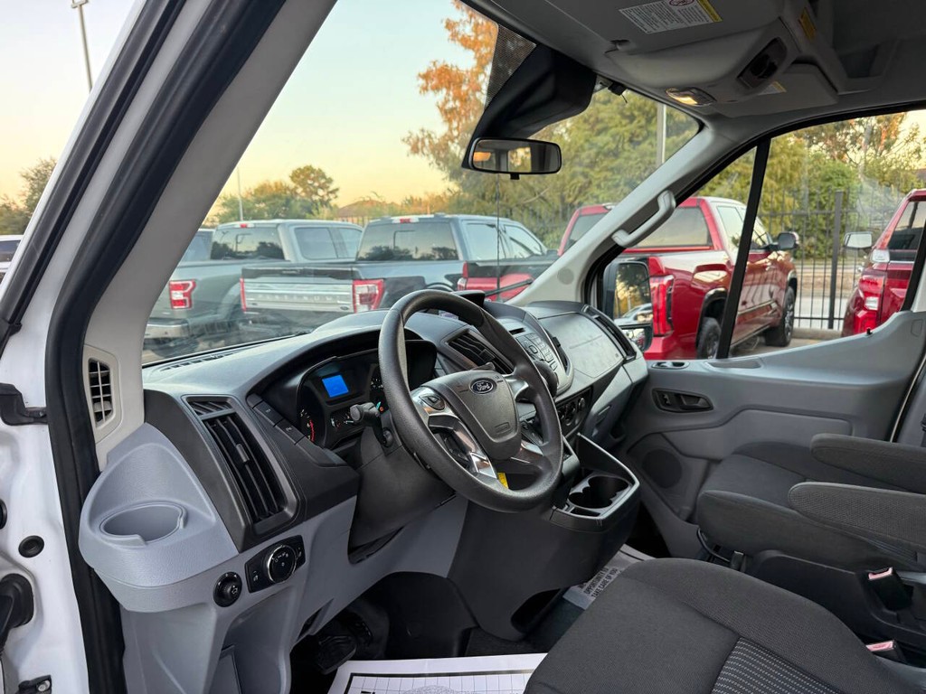 Ford Transit Wagon Vehicle Full-screen Gallery Image 06