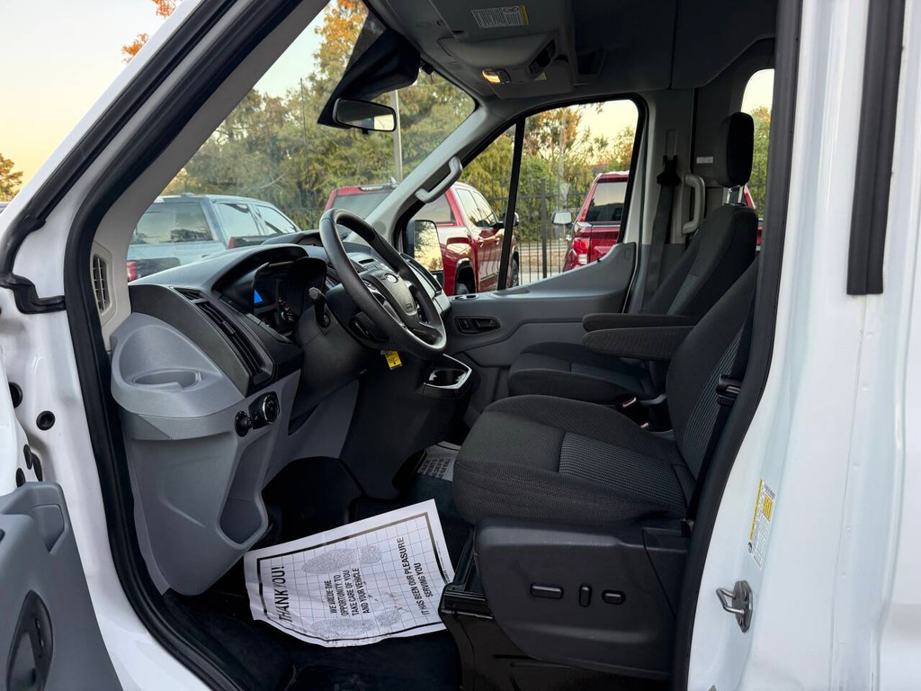 Ford Transit Wagon Vehicle Full-screen Gallery Image 07