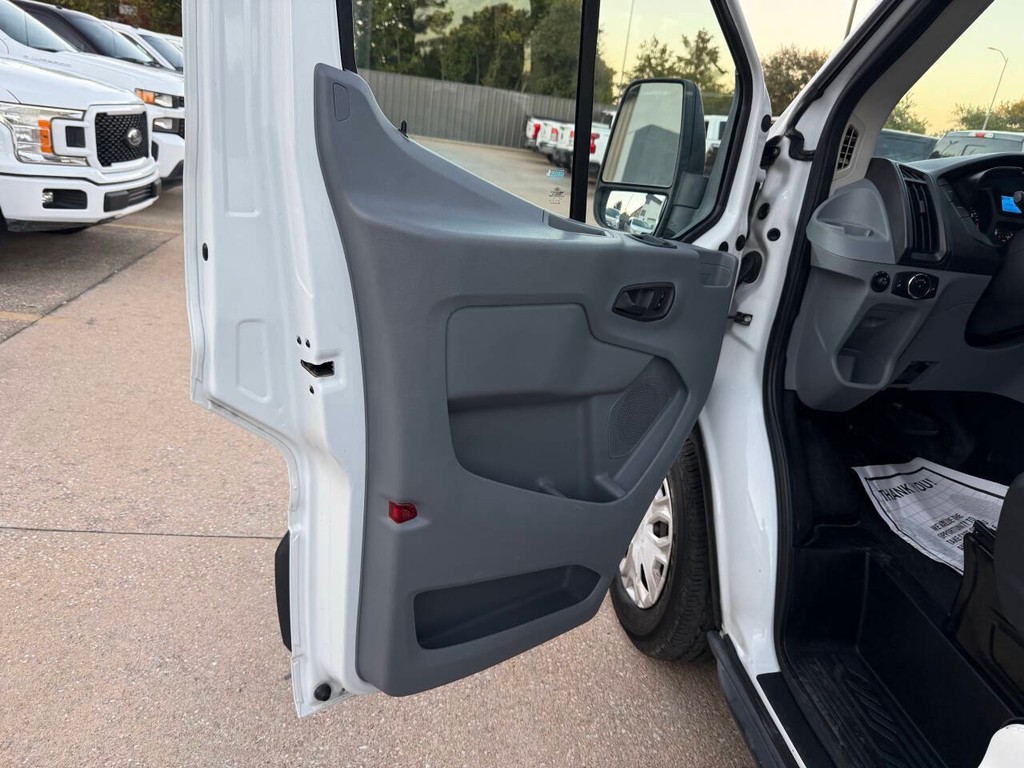 Ford Transit Wagon Vehicle Full-screen Gallery Image 08