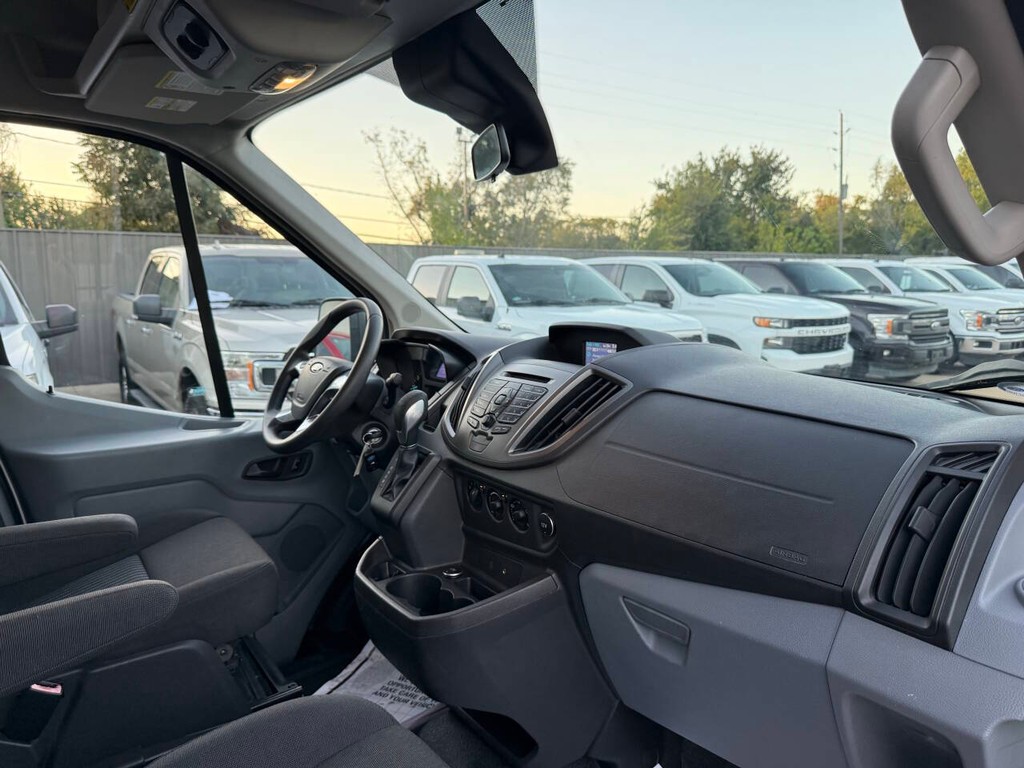 Ford Transit Wagon Vehicle Full-screen Gallery Image 09