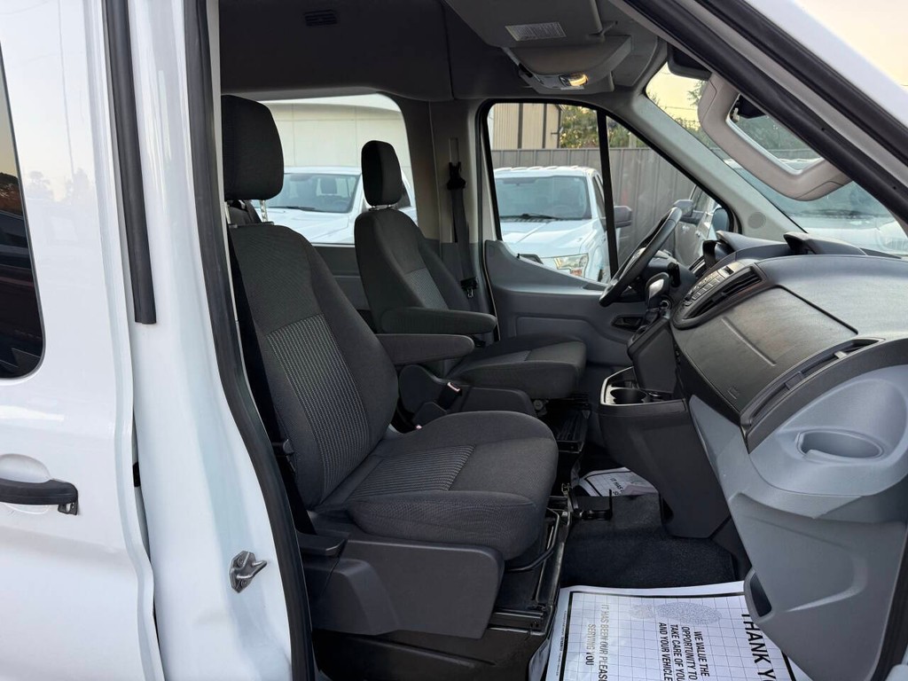 Ford Transit Wagon Vehicle Full-screen Gallery Image 10