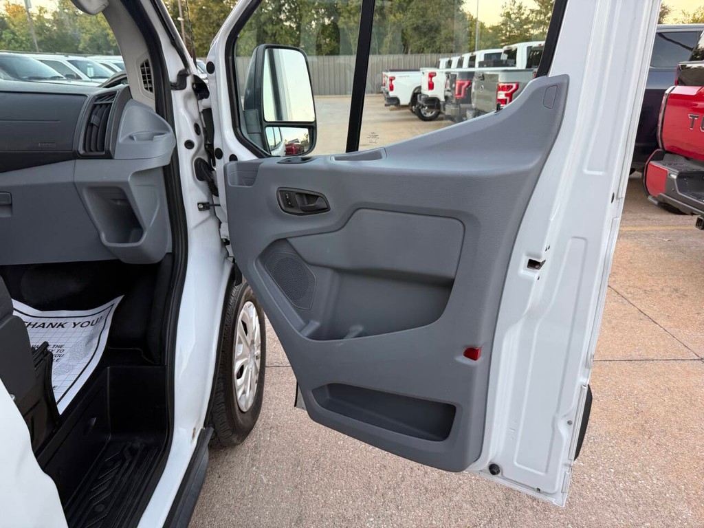 Ford Transit Wagon Vehicle Full-screen Gallery Image 11