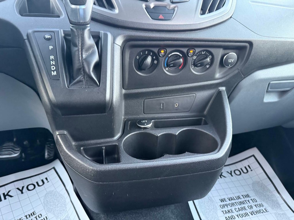 Ford Transit Wagon Vehicle Full-screen Gallery Image 24