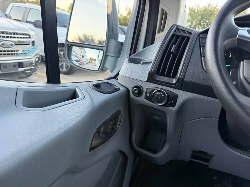 Ford Transit Wagon Vehicle Full-screen Gallery Image 25
