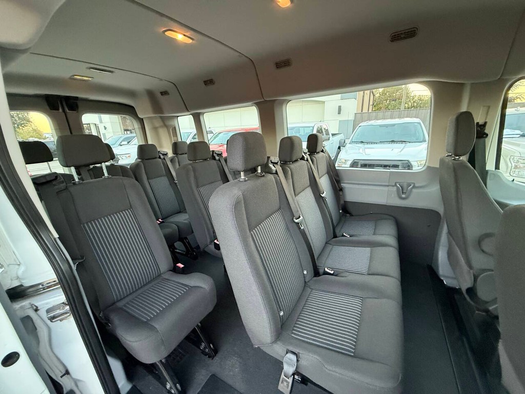 Ford Transit Wagon Vehicle Full-screen Gallery Image 26