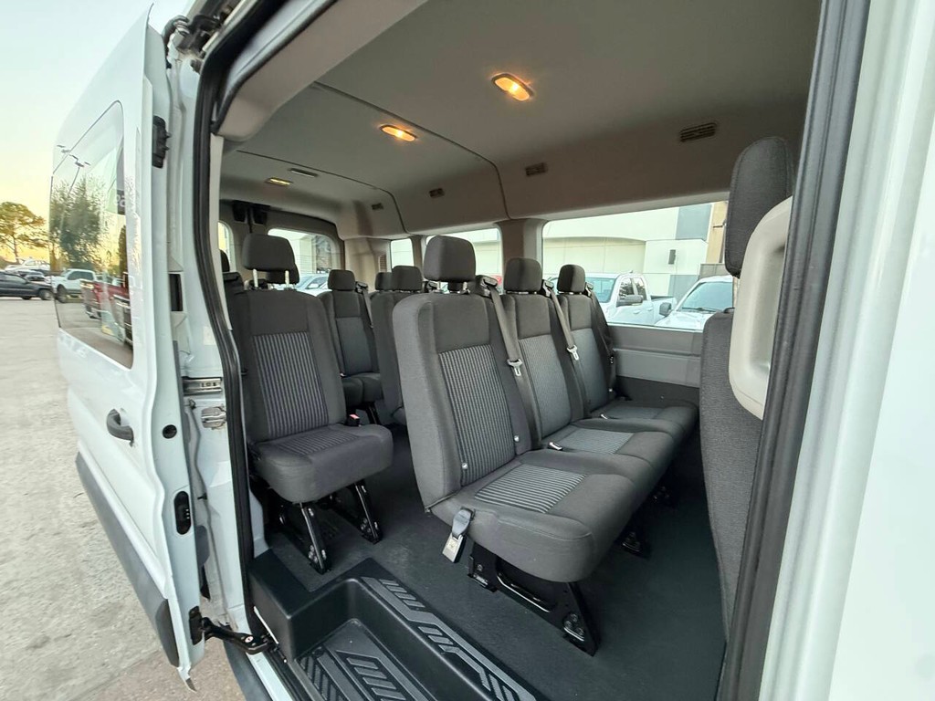 Ford Transit Wagon Vehicle Full-screen Gallery Image 28
