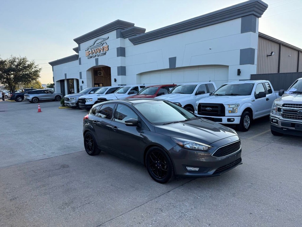 Ford Focus Hatchback Vehicle Full-screen Gallery Image 02