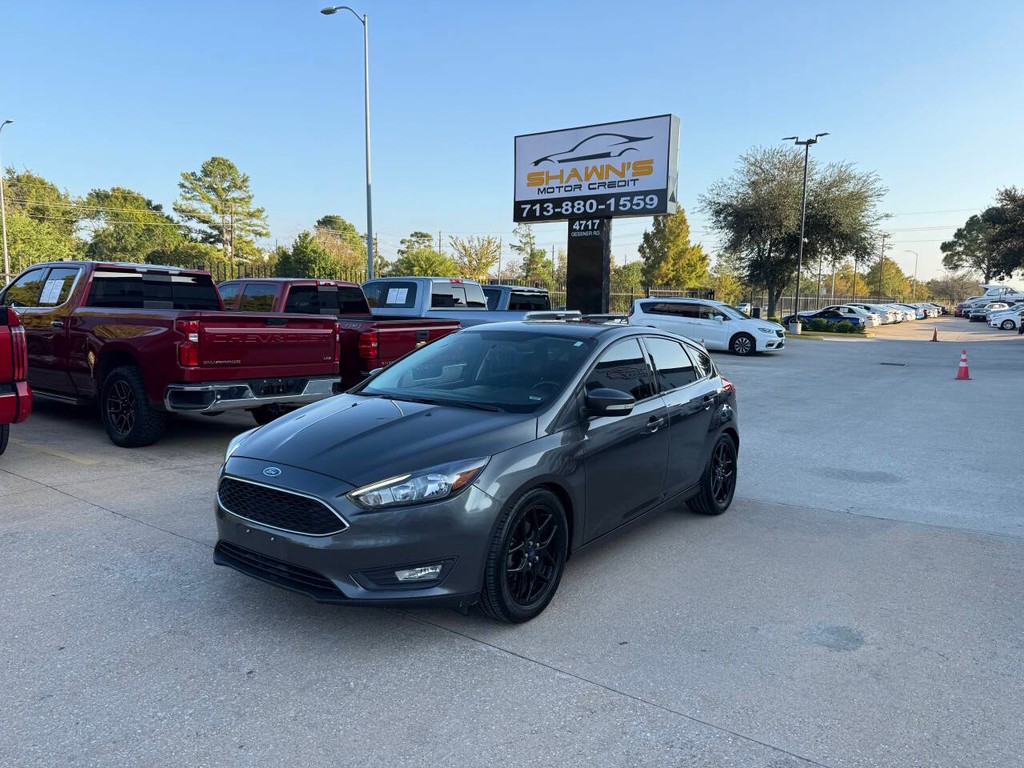 Ford Focus Hatchback Vehicle Full-screen Gallery Image 03