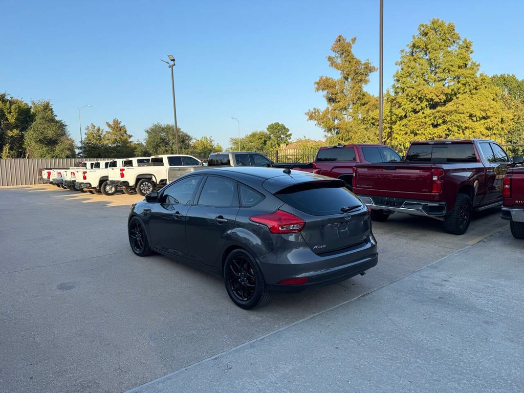 Ford Focus Hatchback Vehicle Full-screen Gallery Image 04