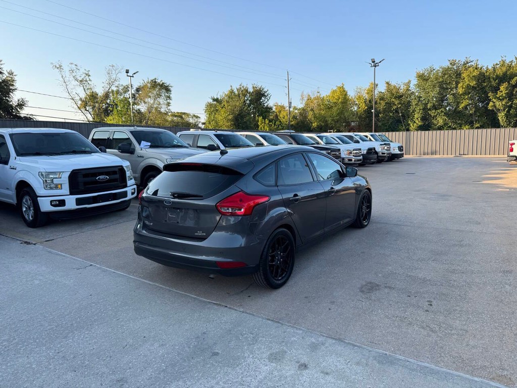 Ford Focus Hatchback Vehicle Full-screen Gallery Image 05