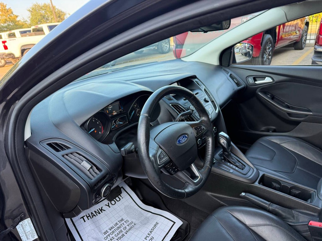 Ford Focus Hatchback Vehicle Full-screen Gallery Image 06