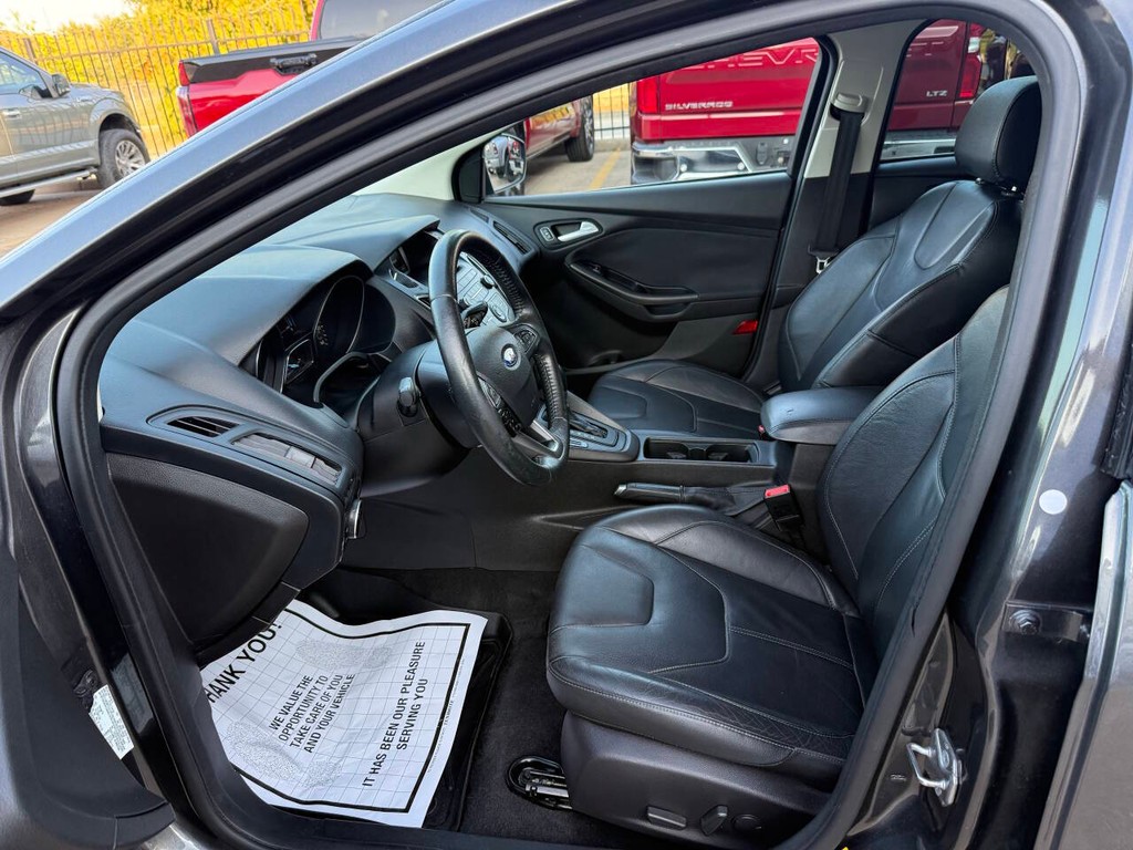 Ford Focus Hatchback Vehicle Full-screen Gallery Image 07