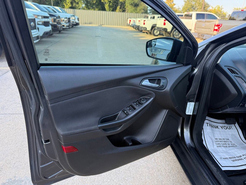 Ford Focus Hatchback Vehicle Full-screen Gallery Image 08