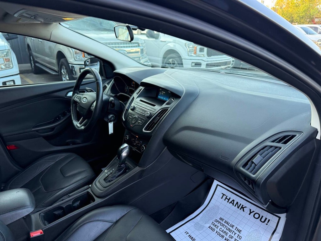 Ford Focus Hatchback Vehicle Full-screen Gallery Image 09