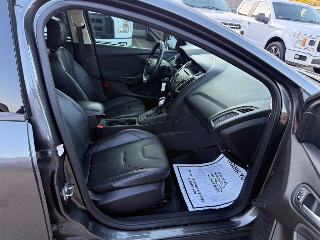 Ford Focus Hatchback Vehicle Full-screen Gallery Image 10