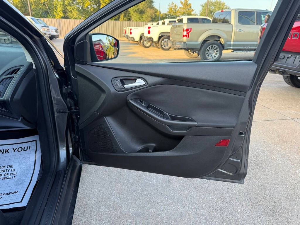 Ford Focus Hatchback Vehicle Full-screen Gallery Image 11