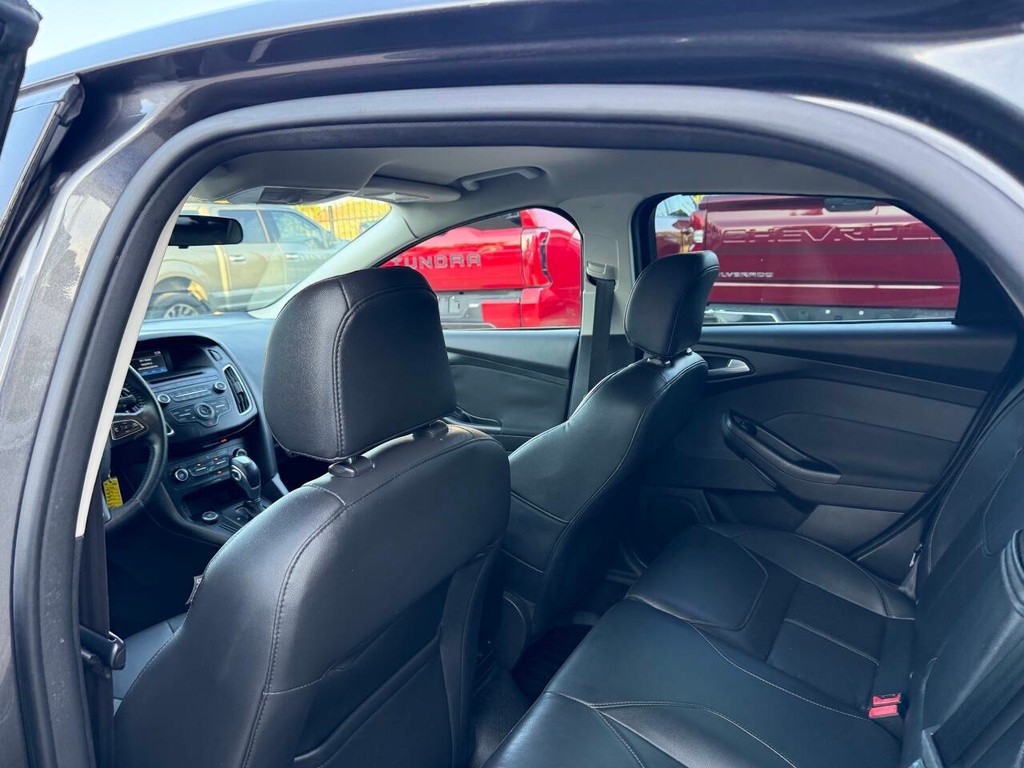 Ford Focus Hatchback Vehicle Full-screen Gallery Image 12