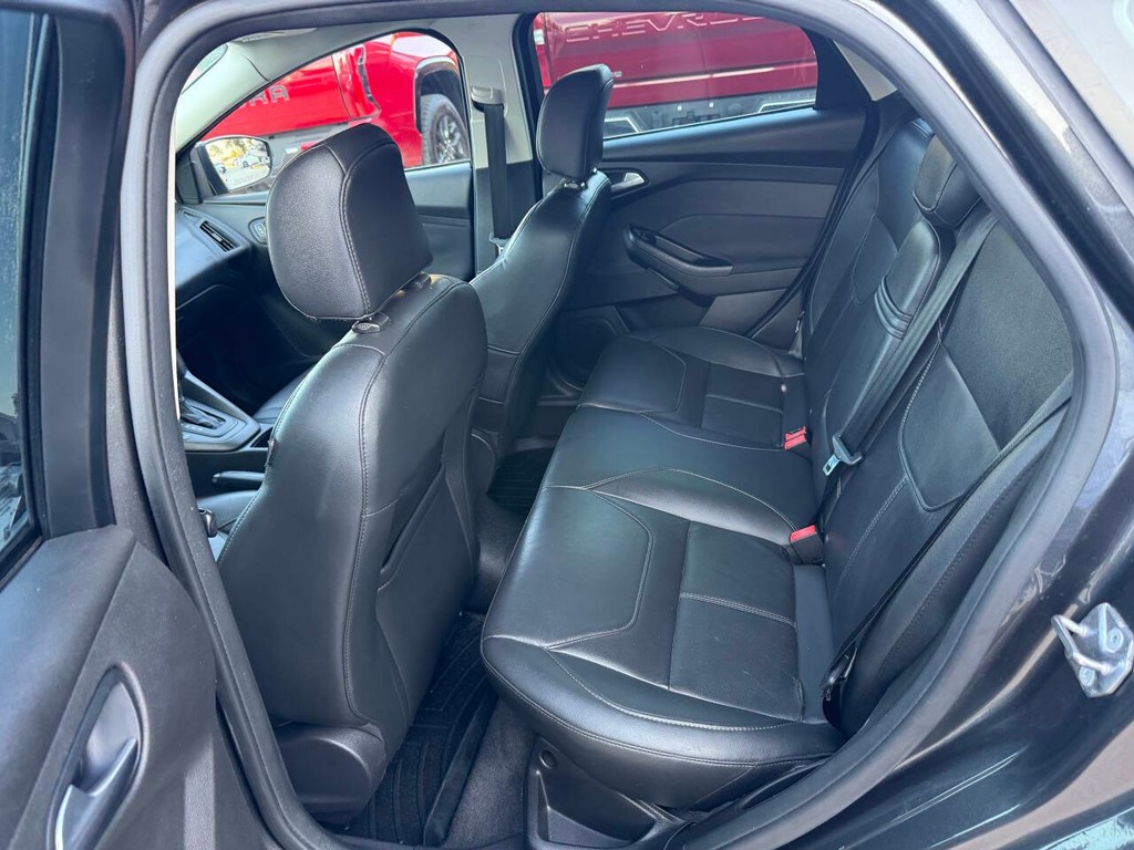 Ford Focus Hatchback Vehicle Full-screen Gallery Image 13