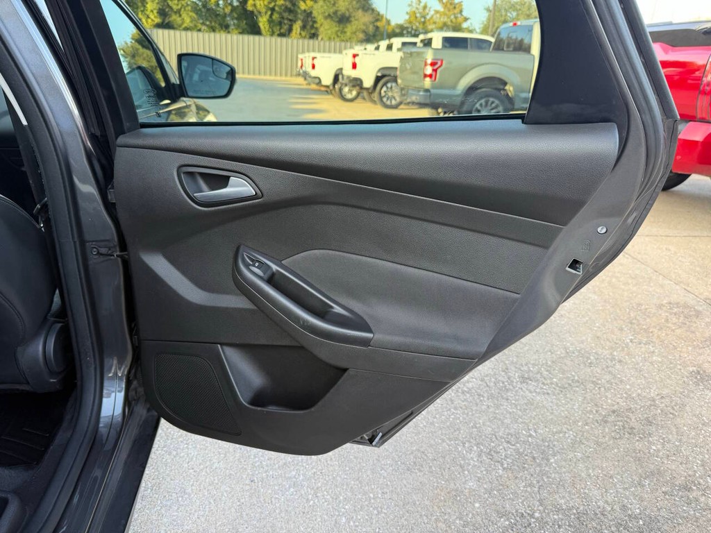 Ford Focus Hatchback Vehicle Full-screen Gallery Image 16