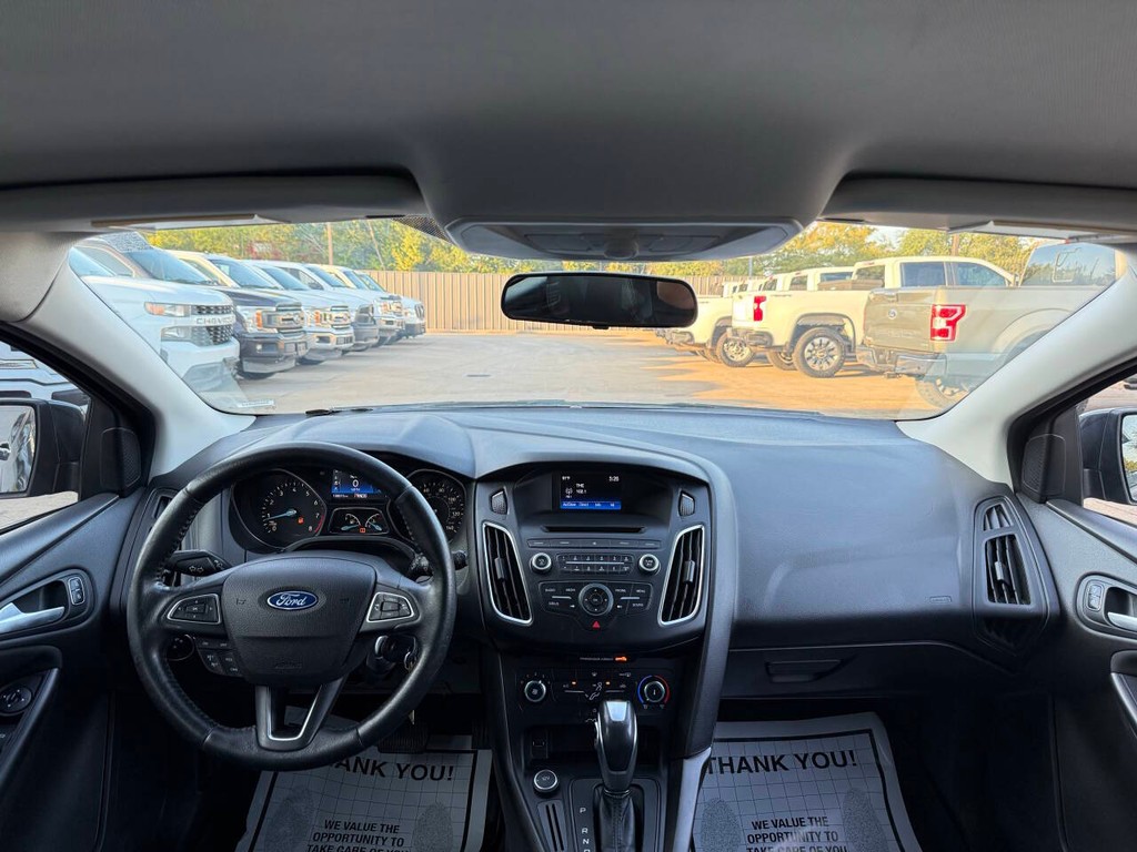 Ford Focus Hatchback Vehicle Full-screen Gallery Image 17