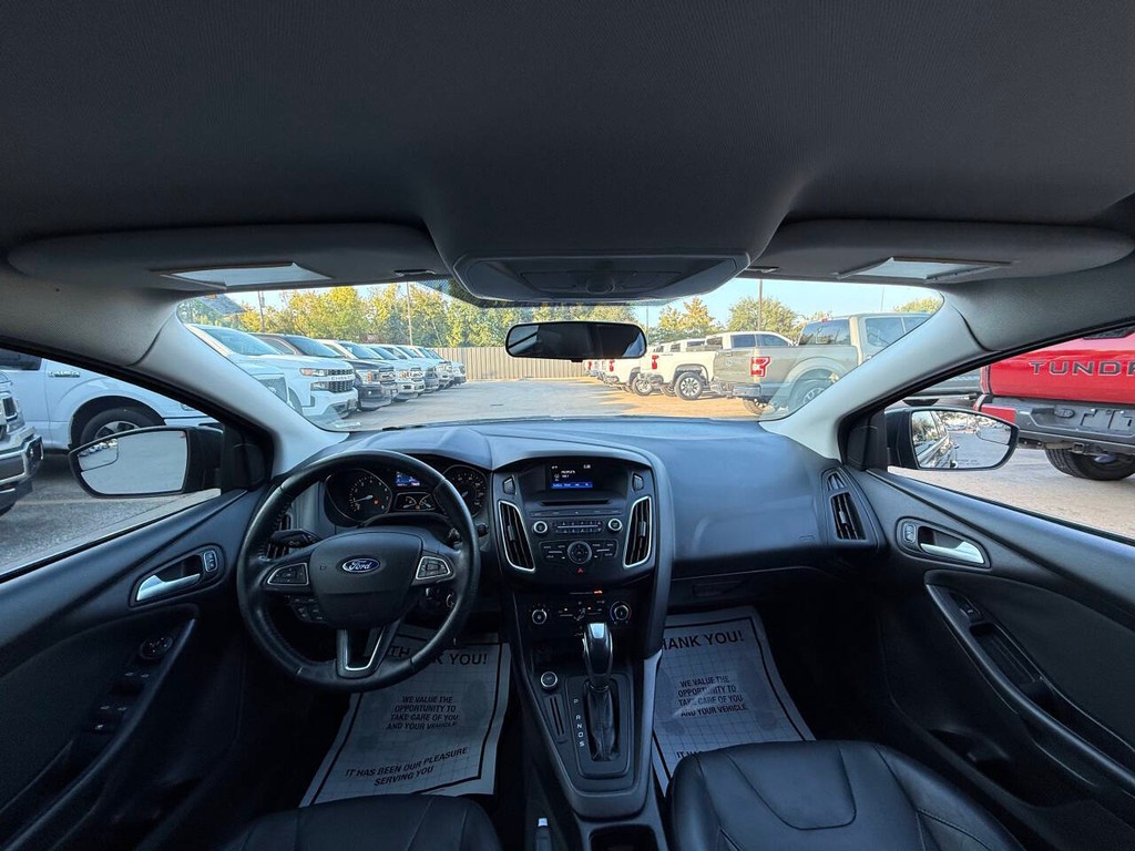 Ford Focus Hatchback Vehicle Full-screen Gallery Image 18