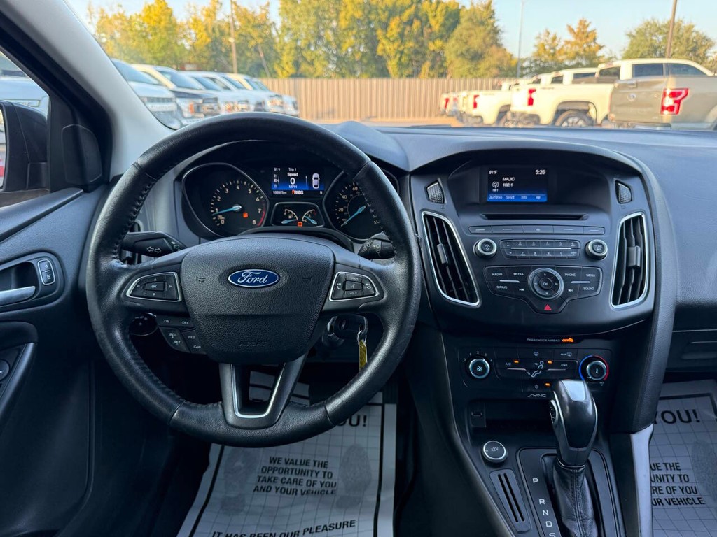 Ford Focus Hatchback Vehicle Full-screen Gallery Image 21