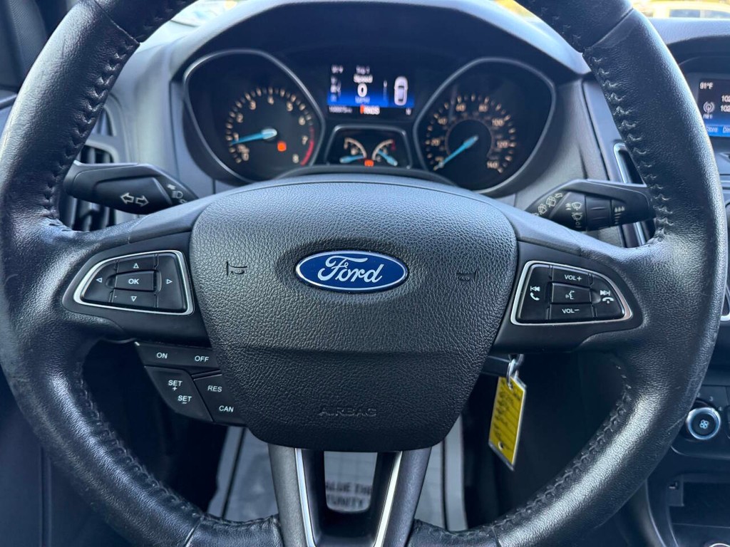 Ford Focus Hatchback Vehicle Full-screen Gallery Image 23