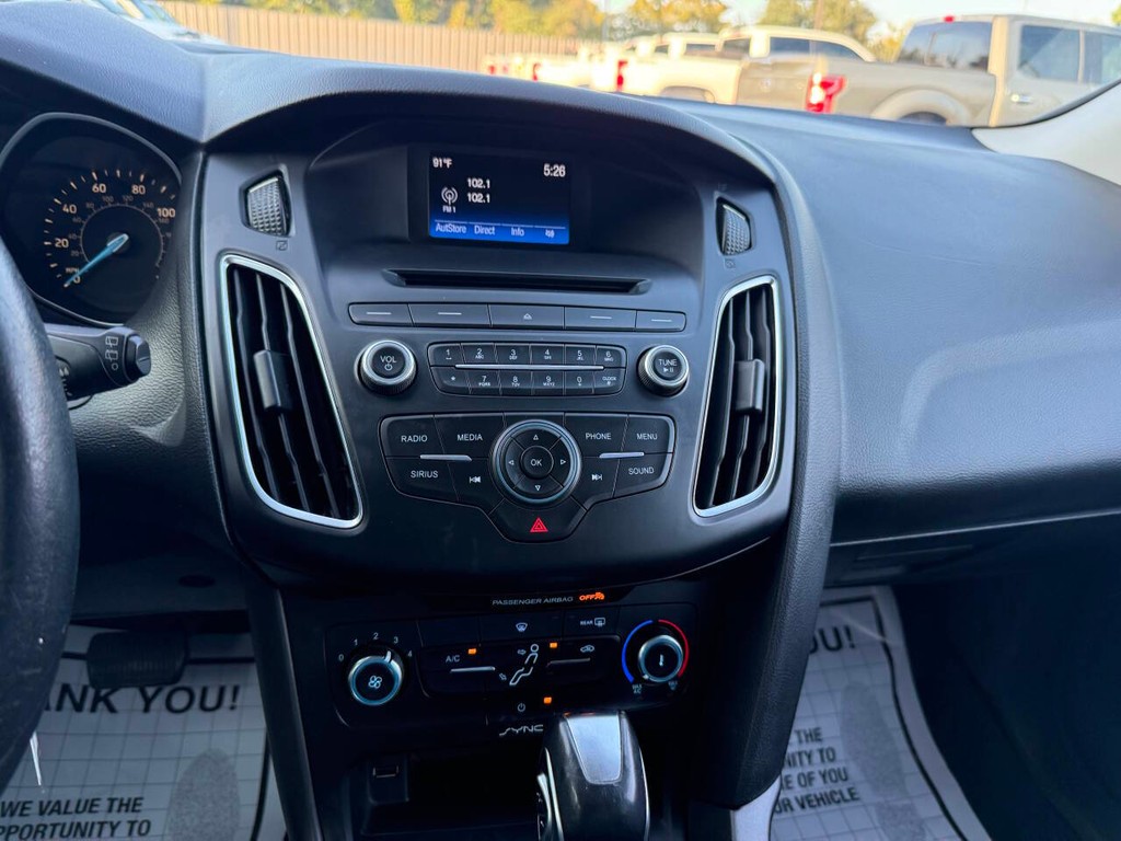 Ford Focus Hatchback Vehicle Full-screen Gallery Image 24