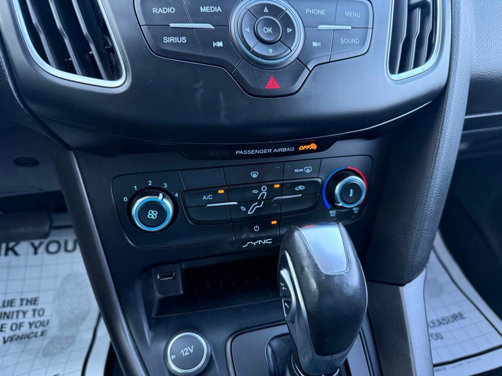 Ford Focus Hatchback Vehicle Full-screen Gallery Image 28