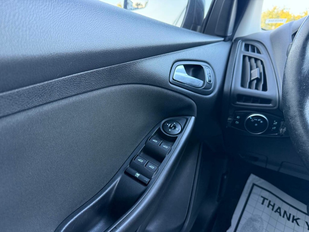 Ford Focus Hatchback Vehicle Full-screen Gallery Image 30