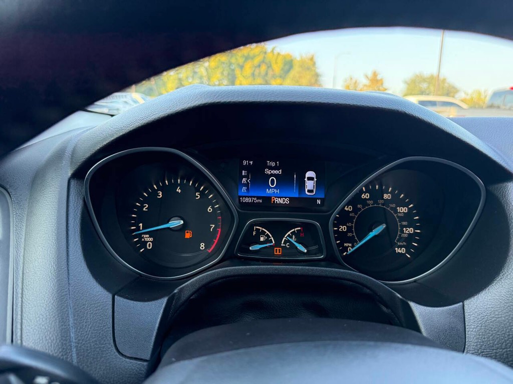 Ford Focus Hatchback Vehicle Full-screen Gallery Image 31