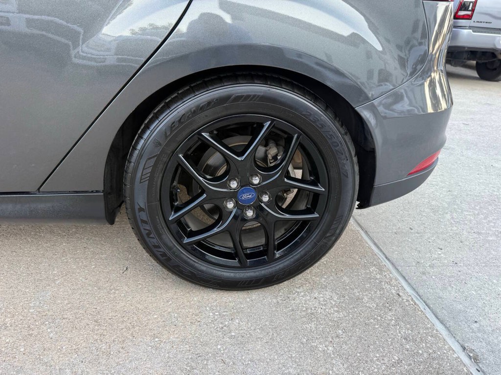 Ford Focus Hatchback Vehicle Full-screen Gallery Image 35