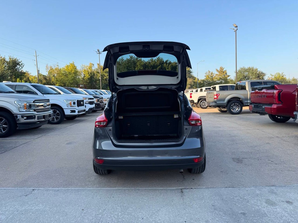 Ford Focus Hatchback Vehicle Full-screen Gallery Image 36