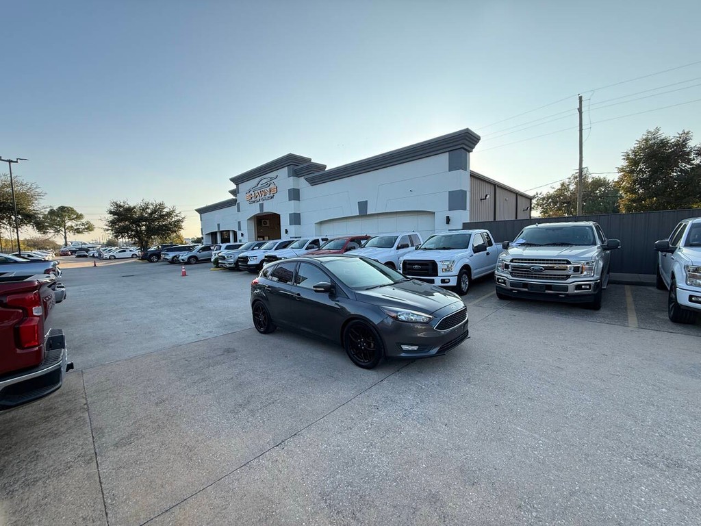 Ford Focus Hatchback Vehicle Full-screen Gallery Image 42