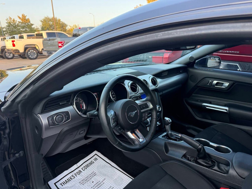 Ford Mustang Vehicle Full-screen Gallery Image 06